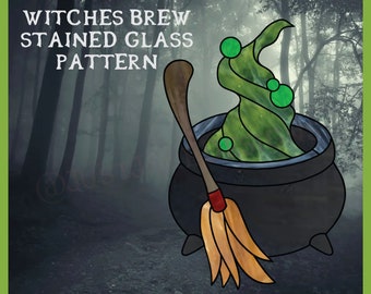 Puede incluir: Un patrón de vitral de un caldero negro con líquido verde burbujeante y una escoba amarilla. El texto "WITCHES BREW STAINED GLASS PATTERN" está en la parte superior de la imagen.