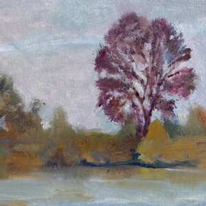 Puede incluir: Una pintura de un &aacute;rbol morado en un entorno de paisaje. El &aacute;rbol est&aacute; en primer plano y el fondo es un azul y marr&oacute;n brumoso.