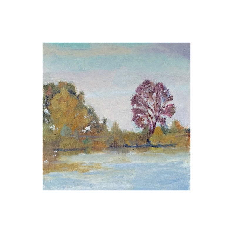 Puede incluir: Una pintura de un paisaje con un lago en primer plano, un solo &aacute;rbol con hojas moradas en el centro y un grupo de &aacute;rboles con hojas amarillas en el lado izquierdo de la imagen.