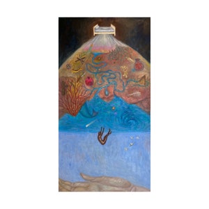 Op de afbeelding: Een artistiek schilderij toont een surrealistisch droomlandschap. Een bed zweeft boven een gedetailleerd landschap met rivieren, bergen en symbolische elementen. Een figuur valt naar een hand in het water, met vogels die in de buurt vliegen. Het kleurenpalet omvat blauw, bruin en rood.