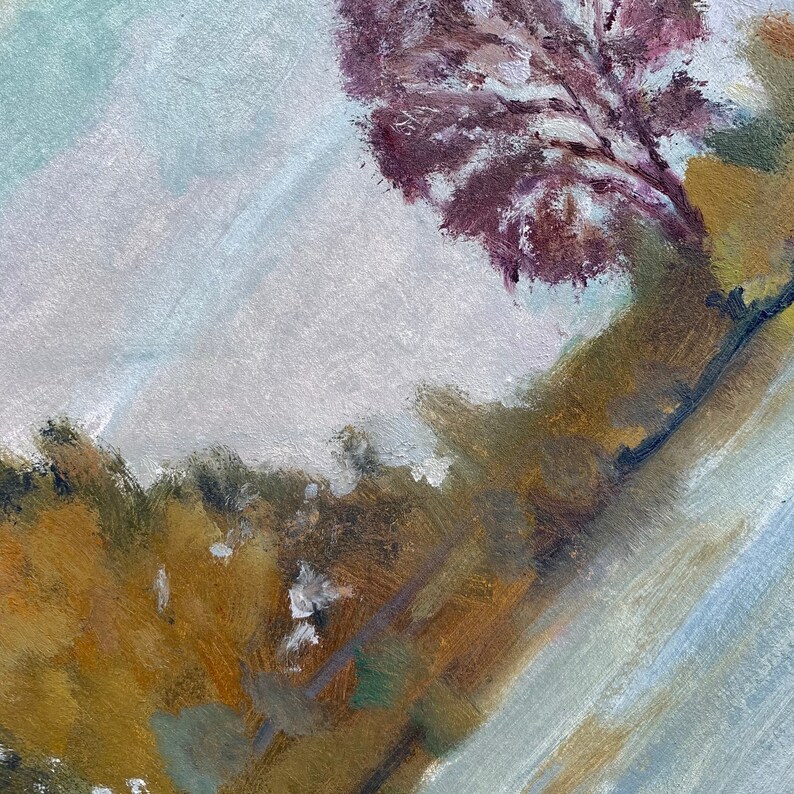 Puede incluir: Una pintura de un paisaje con un &aacute;rbol morado en la esquina superior derecha. El fondo es de color azul claro y el primer plano es un paisaje marr&oacute;n y verde.
