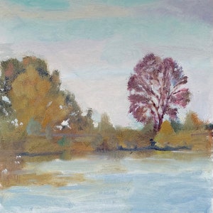 Puede incluir: Una pintura de un paisaje con un lago en primer plano y &aacute;rboles en el fondo. El cielo es de un azul claro y los &aacute;rboles son de varios tonos de verde y marr&oacute;n. El lago es de un azul claro y refleja el cielo.