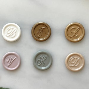 Pegatinas de sellos de cera con una sola letra - Vendedor de EE. UU. - Sellos de cera autoadhesivos ya aplicados - Sello mini de 0,75 pulgadas de diámetro