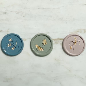 Sceaux de cire initiaux avec feuille d'or - Adhésif déjà appliqué - Sticker pour sceau de cire d'invitation de mariage - Mariage de luxe - Réservez votre date
