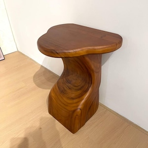 Massivholz Beistelltisch Bauernhaus Runder Beistelltisch Live Edge Beistelltisch Rustikaler Tisch Handgemachter Tisch für Wohnzimmer Schlafzimmer einzigartige Wohnkultur Bild 4