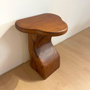 Massivholz Beistelltisch Bauernhaus Runder Beistelltisch Live Edge Beistelltisch Rustikaler Tisch Handgemachter Tisch für Wohnzimmer Schlafzimmer einzigartige Wohnkultur Bild 5