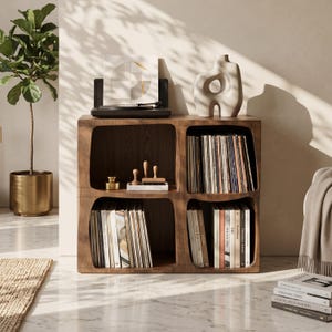 Handgefertigter Mehrzweckschrank aus recyceltem Altholz für Schallplattenspieler, Ständer, Retro-Medienkonsole mit Stauraum für das Wohnzimmer