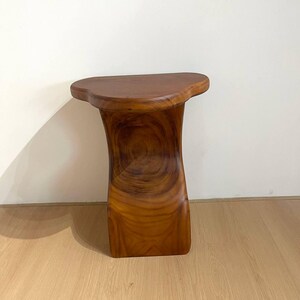 Massivholz Beistelltisch Bauernhaus Runder Beistelltisch Live Edge Beistelltisch Rustikaler Tisch Handgemachter Tisch für Wohnzimmer Schlafzimmer einzigartige Wohnkultur Bild 6