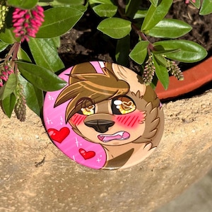 Broche grande de lobo peludo Doki de 58 mm