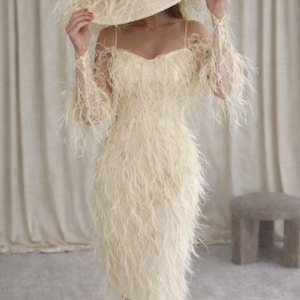 Set struisvogelveren jurk, muts en handschoenen