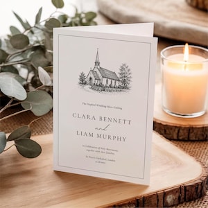 Op de afbeelding: Een gevouwen huwelijksuitnodiging met een kerkillustratie, met de namen Clara Bennett en Liam Murphy. De uitnodiging bevat de tekst "The Nuptial Wedding Mass Uniting" en "In Celebration of Holy Matrimony". Een brandende kaars staat ernaast.