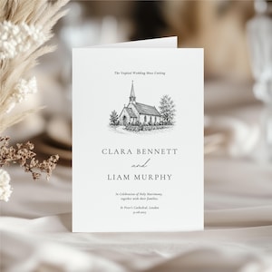 Puede incluir: Una tarjeta de invitación de boda blanca con texto negro y una ilustración detallada de una iglesia. La tarjeta dice "CLARA BENNETT y LIAM MURPHY" e incluye la fecha y el lugar de la boda.