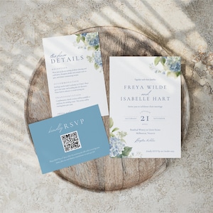 Pode incluir: Conjunto de convites de casamento com um convite principal, um cartão de detalhes e um cartão RSVP. O design inclui detalhes florais azuis e brancos e tipografia elegante. O cartão RSVP tem um código QR. Convite para Freya Wilde e Isabelle Hart.