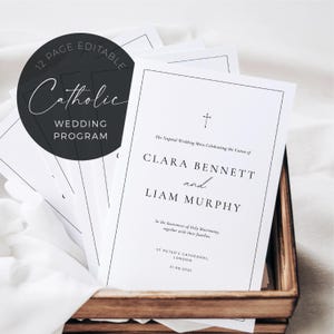 Puede incluir: Programas de boda católicos blancos con texto negro, con los nombres de Clara Bennett y Liam Murphy. Los programas están en una caja de madera, con un círculo negro que dice "12 páginas editables" y "Programa de boda".