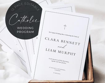 Puede incluir: Programas de boda católicos blancos con texto negro, con los nombres de Clara Bennett y Liam Murphy. Los programas están en una caja de madera, con un círculo negro que dice "12 páginas editables" y "Programa de boda".
