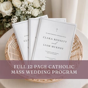 以下が含まれることがあります： クララ・ベネットとリアム・マーフィーの名前を含む黒い文字の白い結婚式のプログラムのスタックが、編まれたバスケットに置かれています。「FULL 12 PAGE CATHOLIC MASS WEDDING PROGRAM」というテキストが下部に表示されています。