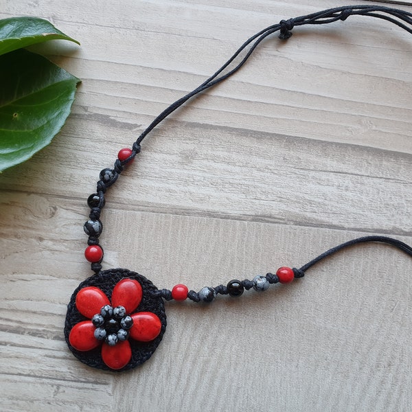 collier rouge floral, design rouge gris noir, collier élégant, bijoux rouge noir, collier tressé, collier adorable, collier de déclaration