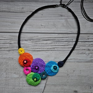 große bunte Halskette, bunte Seil Halskette, entzückender Schmuck, bunter Schmuck, buntes Design, Statement Halskette, geflochtene Halskette