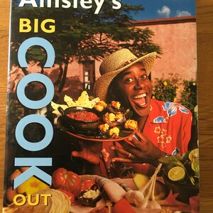 Ainsley Harriett - Le livre de recettes Big Cook Out Barbecue d'Ainsley accompagne la première édition de la série télévisée de la BBC de 1999