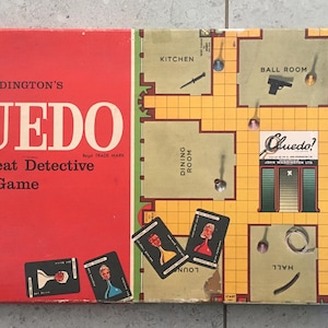 Könnte beinhalten: Vintage Cluedo Brettspiel. Die rote Box zeigt den Titel des Spiels "CLUEDO The Great Detective Game". Das Spielbrett zeigt einen detaillierten Grundriss mit Räumen wie Küche und Bibliothek, sowie Spielsteine.