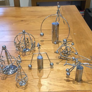 Vintage balanserande kinetiska skulpturer från 1970/80-talet - Skrivbordsleksaker - Metallfigurer med evighetsrörelse - Skrivbordstillbehör