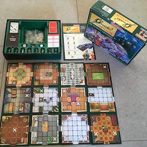Könnte beinhalten: Ein Cluedo Super Sleuth Brettspiel-Set. Das Spiel beinhaltet eine grüne Box, ein Spielbrett, Karten, Spielfiguren und Würfel. Das Spielbrett zeigt verschiedene Räume und Wege. Die Box hat den Spieltitel und Bilder von Charakteren.