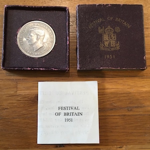 Vintage Festival Of Britain 1951 Collectible Memorabilia King George VI 5 Shilling Silver Coloured Coin Very Good Condition Red Display Box