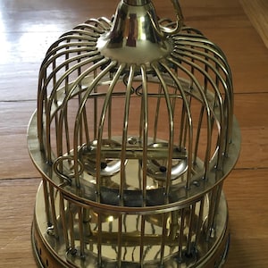 Vintage Messing hängende Vogelkäfig, Mitte des Jahrhunderts, Sitzstange, Geschirr, Flügeltür, Dekoration, französisches Schloss, Landhaus, Wohnkultur, Indien