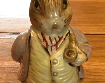 Peter Rabbit- BP2A- Gold Oval Beatrix Potter Figurine- F. Warne