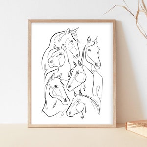 Puede incluir: Dibujo de línea de seis cabezas de caballo en un grupo, con cada cabeza superponiéndose a la otra. El dibujo está en blanco y negro y sobre un fondo blanco.