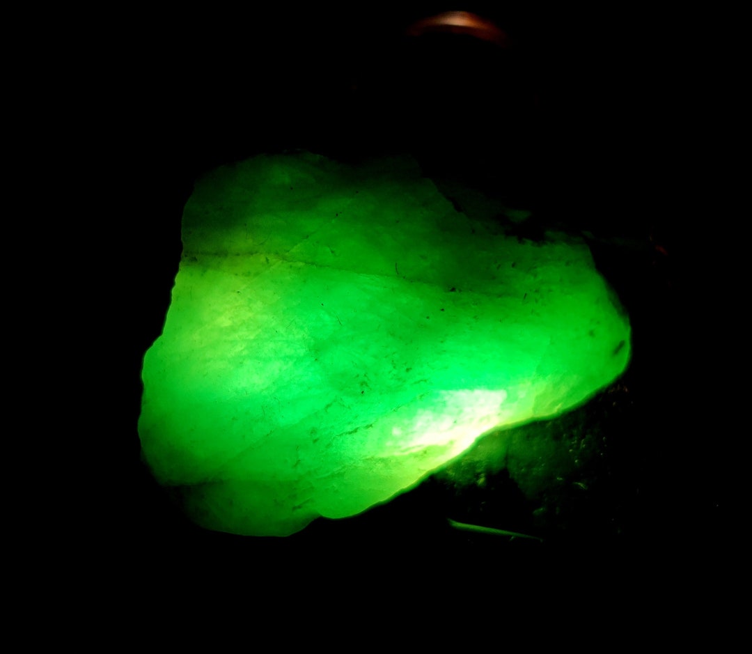 Emerald Gemstone Raw Material 31ct High Quality Natural Green Emerald Rough Gemstone Transparent