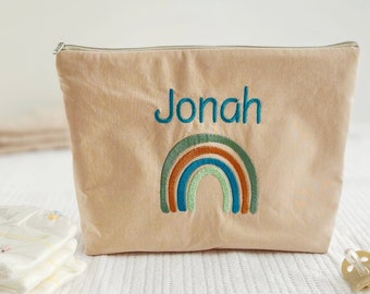 Windeltasche mit Namen in beige, salbei & petrol - bestickt mit Regenbogen - personalisierte Wickeltasche - personalisiertes Babygeschenk