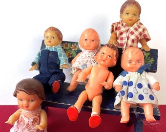 Vintage Baby Dolls ARI Alemania Casa de muñecas de goma Poseable Ropa Trajes Niños Niñas Bendable Simba Bebés Miniatura 12 en escala