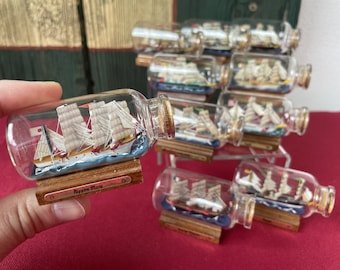 Vintage Schiff in einer Flasche Miniaturen für Puppenhaus oder Display Historisches handgefertigtes Boot mit 4 Segeln Modell Cutter Galleon Großsegler