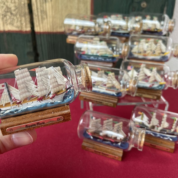 Vintage Schiff in einer Flasche Miniaturen für Puppenhaus oder Display Historisches handgefertigtes Boot mit 4 Segeln Modell Cutter Galleon Großsegler