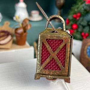 Vintage Mini Laterne Puppenhaus Messing Hängende Anhänger Beleuchtung elektrische Lampe Midcentury deutsche Miniatur Garten Zoll-Skala