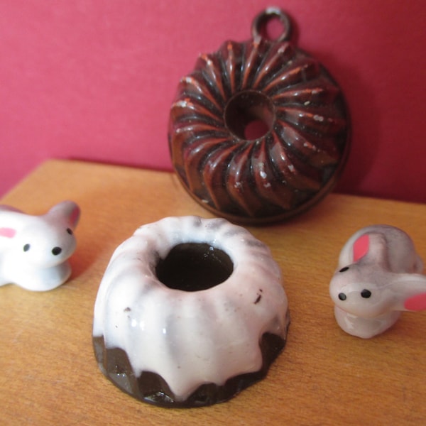 Vintage Reutter Porzellan Miniatura Bundt Cake Pan & Mice da scala 1/12 Dodicesimo Mouse in porcellana Accessori per la cucina della casa delle bambole Germania