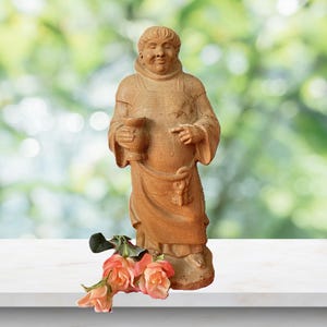 Vintage gesneden houten monnik beeldje bierbrouwerij Duitsland franciscaner heilige man gewaden sleutels bierpul Beierse boerderij decor houten handgemaakt