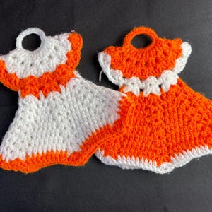 Vintage Gehäkelte Topflappen oder Serviettenringe Set 2 Handgemachte Kleider Röcke Orange Weiß Orangesicle Nostalgie Serviettenhalter Gestrickt 1960er 70er Jahre