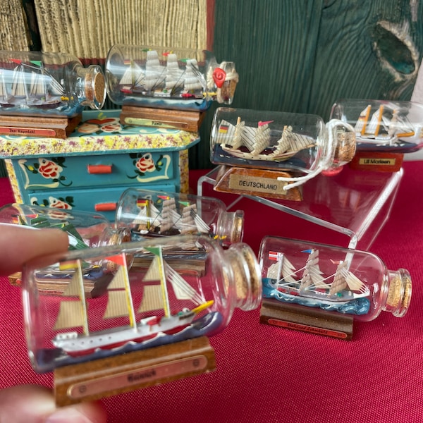 Vintage-Flaschenschiff-Miniaturen für Puppenhaus oder Ausstellungsstück. Historisches handgefertigtes Boot mit 4 Segeln, Modellkutter, Galeone, Großsegler-Spielzeug