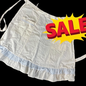 Vintage Ruffled Half Apron – Blue and White Cotton Apron with Pockets – Midcentury Kitchenwear – Farmhouse or Cottagecore Style