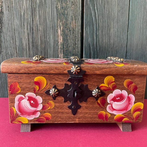 Vintage Trinket Box Locking Hinged Lid Box Bauernmalerei Handmade Floral Painted German Folk Art Toile Bavaria Rustic Gift Edelweiss Gentian