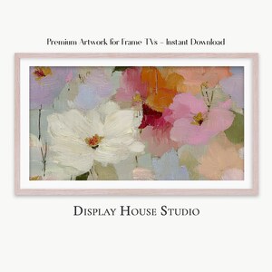 Puede incluir: Obra de arte floral para televisores Frame. La imagen presenta un primer plano de una pintura con grandes flores abstractas en tonos de blanco, rosa, naranja y morado. La obra de arte está enmarcada en un marco de madera rosa claro. El texto "Premium Artwork for Frame TVs - Instant Download" está en la parte superior.