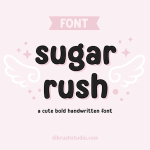 Könnte beinhalten: Eine niedliche, fette, handgeschriebene Schriftart namens "Sugar Rush" mit weißen Flügeln und rosa Sternen auf einem hellrosa Hintergrund.