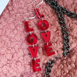 Handgemachte Acryl LOVE Buchstaben Ohrringe in rot, rosa - Geschenk zum Valentinstag