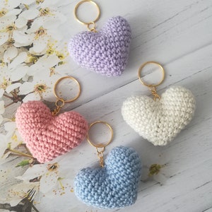 Crochet heart keychain pattern, amigurumi heart pattern, Spanish and English PDF crochet pattern, step by step crochet heart keychain pattern.