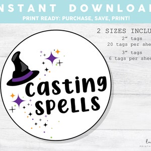 Pode incluir: Um círculo branco com um chapéu de bruxa preto e o texto "casting spells" em preto. O fundo tem pequenas estrelas amarelas, laranja e verdes. O texto "2 tamanhos incluídos" está acima do círculo. O texto "2" polegadas etiquetas, 20 etiquetas por folha, 3" polegadas etiquetas, 6 etiquetas por folha está abaixo do círculo.