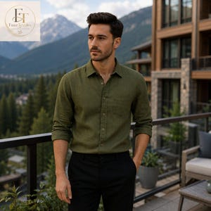 Könnte beinhalten: Ein langärmeliges olivgrünes Hemd mit Knopfleiste, klassischem Kragen, einer einzelnen Brusttasche und passenden Knöpfen, getragen in einer schwarzen Hose. Das Hemd hat eine strukturierte Stoffoberfläche und eine körpernahe Passform.