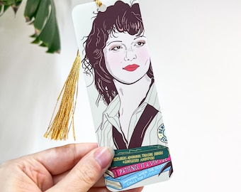 Marcapáginas de la bibliotecaria Evie, cita en lámina dorada, arte literario inspirado en el cine.