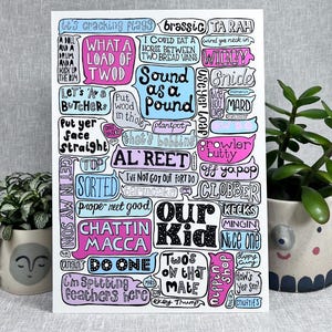 Könnte beinhalten: Ein weißer Kunstdruck mit bunten Sprechblasen, die britische Slang-Ausdrücke wie "Sound as a Pound" und "Our Kid" enthalten. Der Druck hat einen handgezeichneten Stil mit schwarzen Umrissen und verschiedenen Farben.